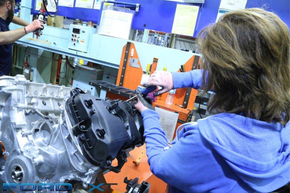 llow-along-as-teams-build-the-shelby-gt350s-voodoo-5-2-engine-2018-08-03_03-10-02_175202-960x640.jpg