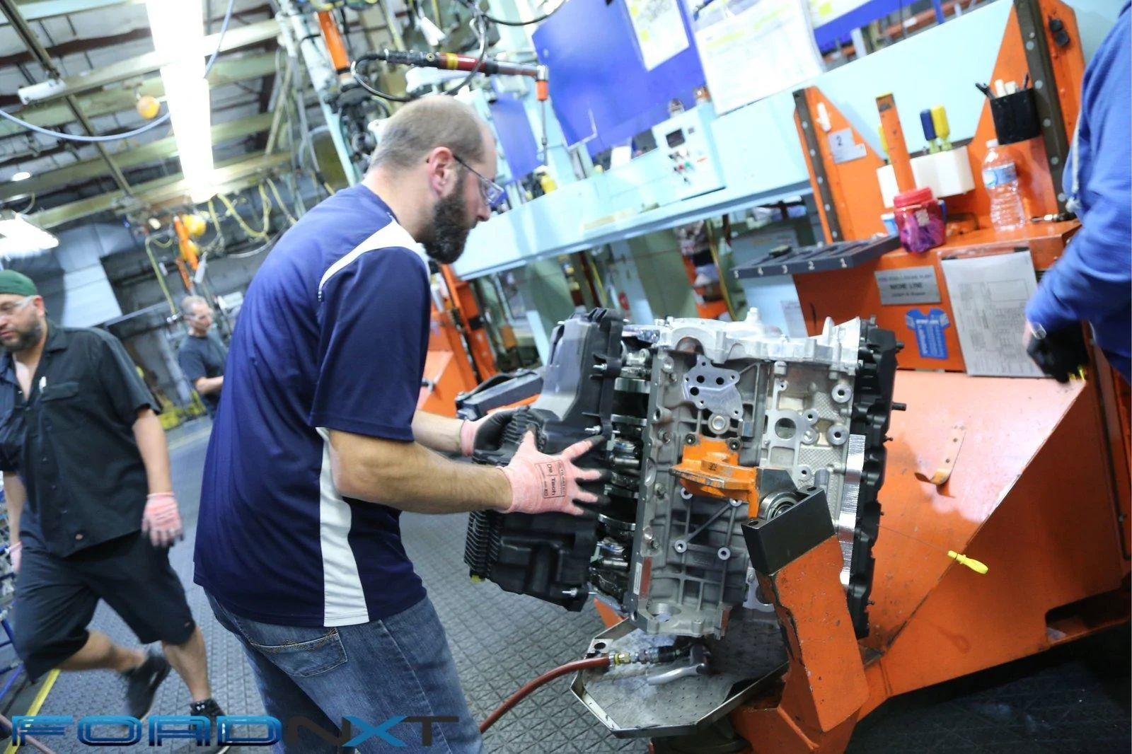 follow-along-as-teams-build-the-shelby-gt350s-voodoo-5-2-engine-2018-08-03_03-10-32_143099.webp