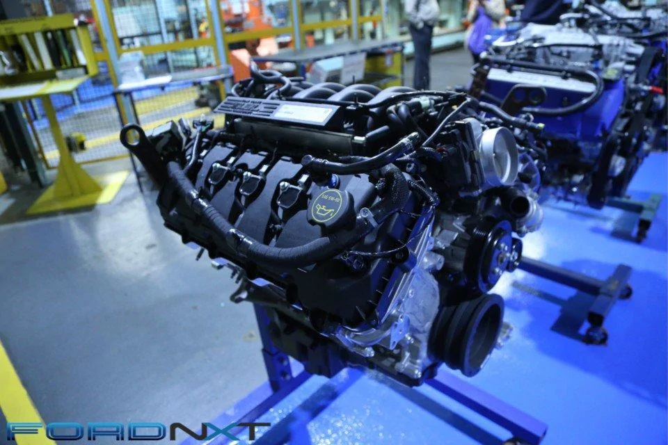 llow-along-as-teams-build-the-shelby-gt350s-voodoo-5-2-engine-2018-08-03_03-12-37_330287-960x...webp