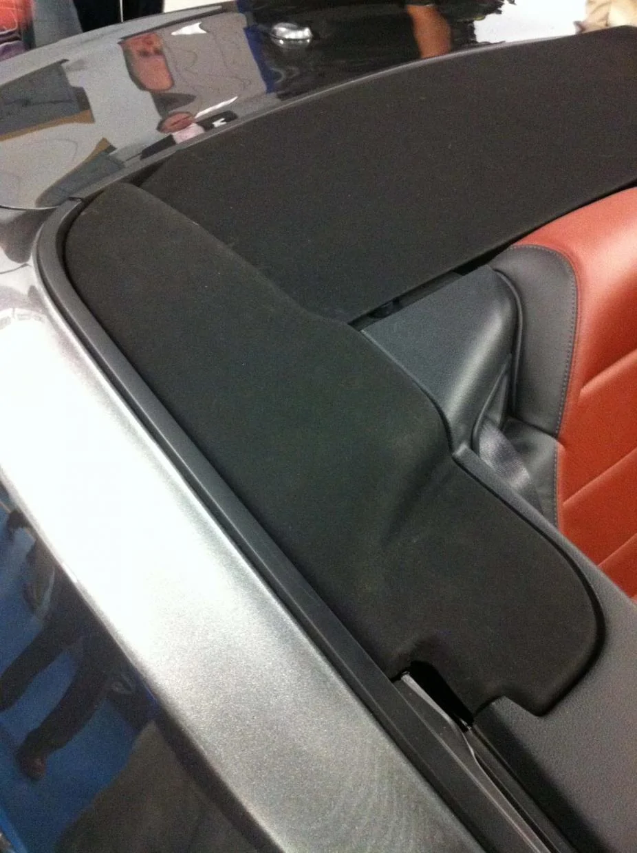 2015-Ford-Mustang-convertible-latch-02.webp