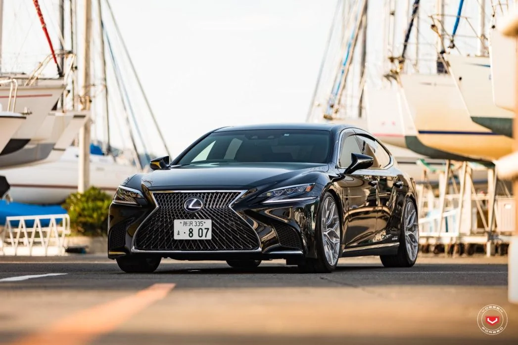 Lexus-LS-500h-on-Vossen-Forged-S17-01-Wheels-%C2%A9-Vossen-Wheels-2018-1034-1047x698.webp
