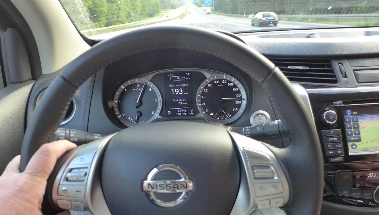 alois buecker elena bücker nissan navara tekna twin turbo automatik 121mph 193 kmh.webp