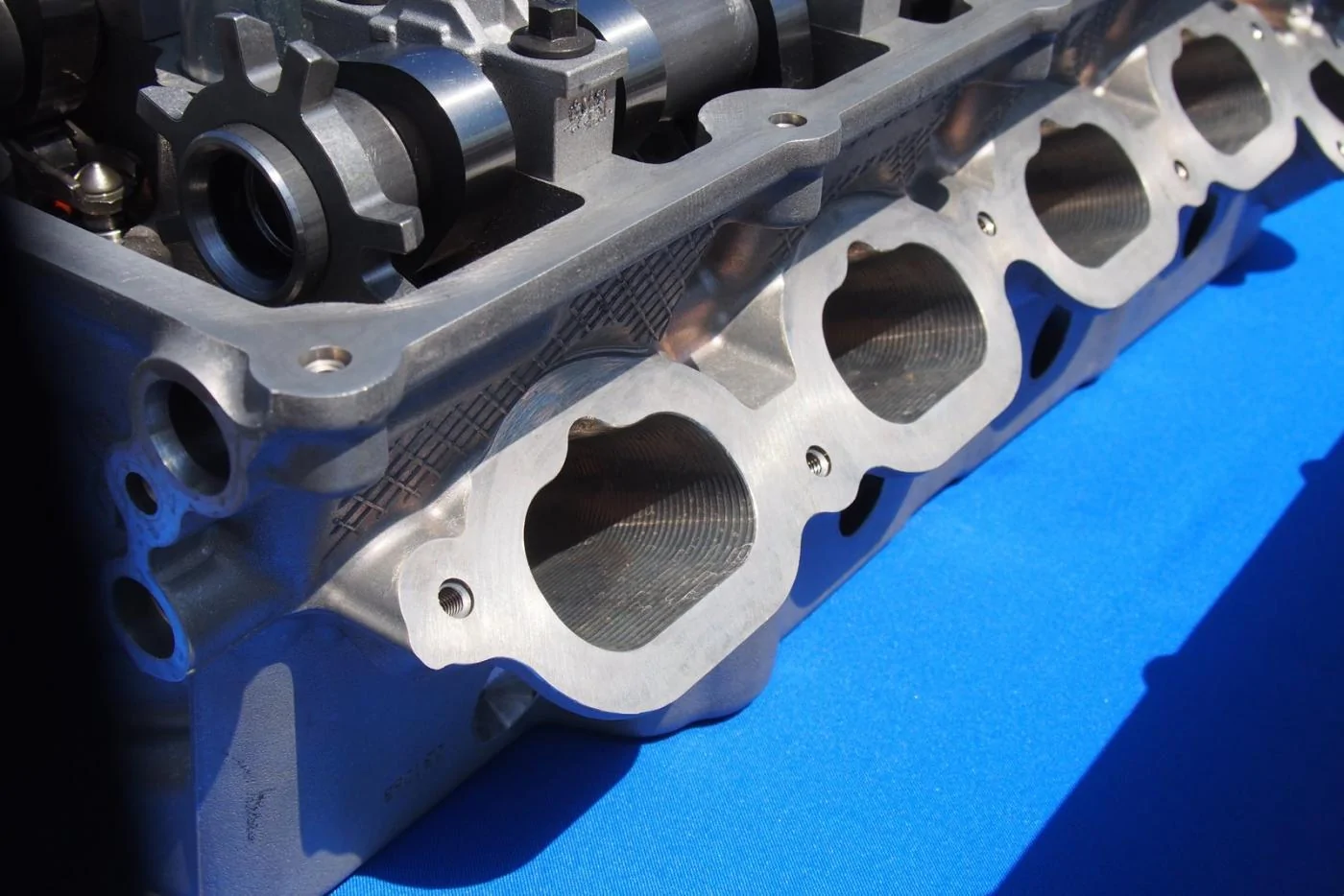 2016-Ford-Shelby-GT350-Cylinder-Head-02.webp