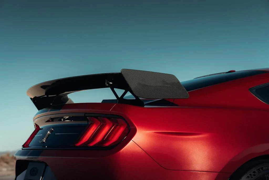 2020-Shelby-GT500-Mustang-Interior-and-Detail-13_zpszvifbhcl.webp