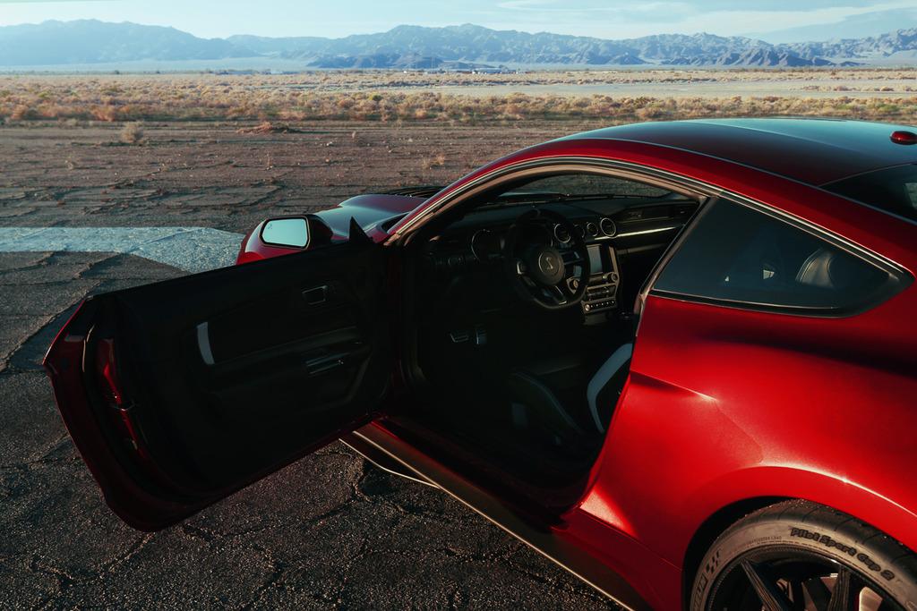 2020-Shelby-GT500-Mustang-Interior-and-Detail-18_zpsxvecnuul.jpg