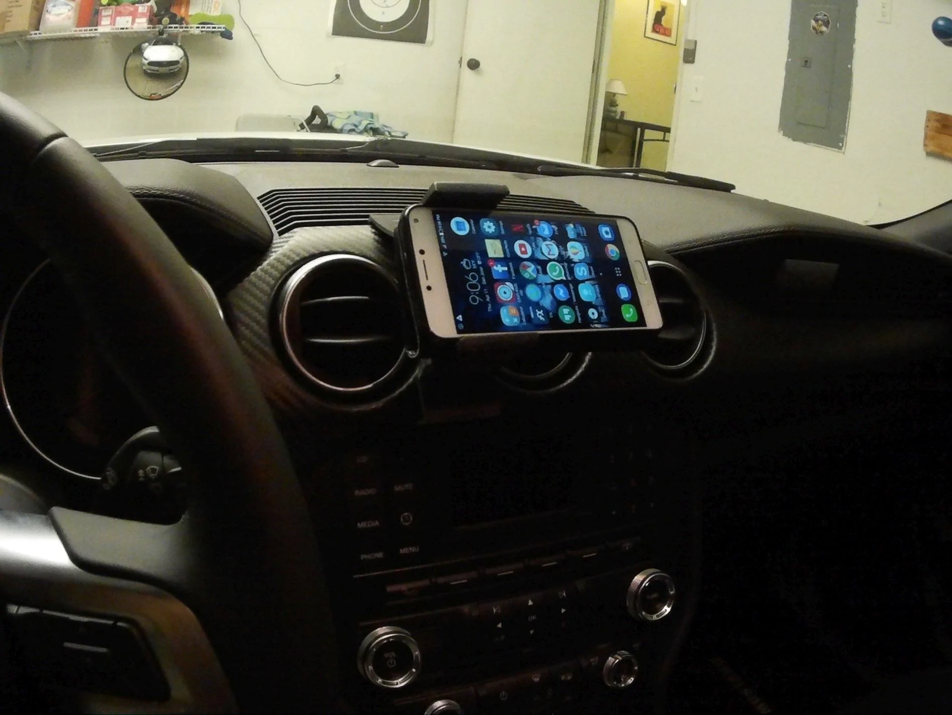 photo-phoneholder-1.webp
