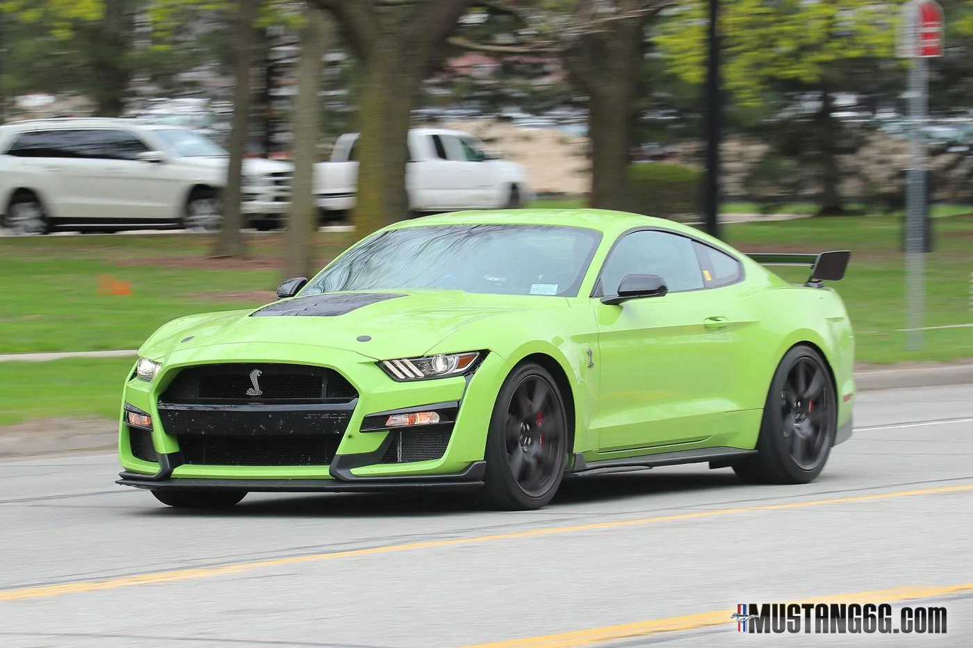 2020-Shelby-GT500-Mustang-Grabber-Lime-2.webp