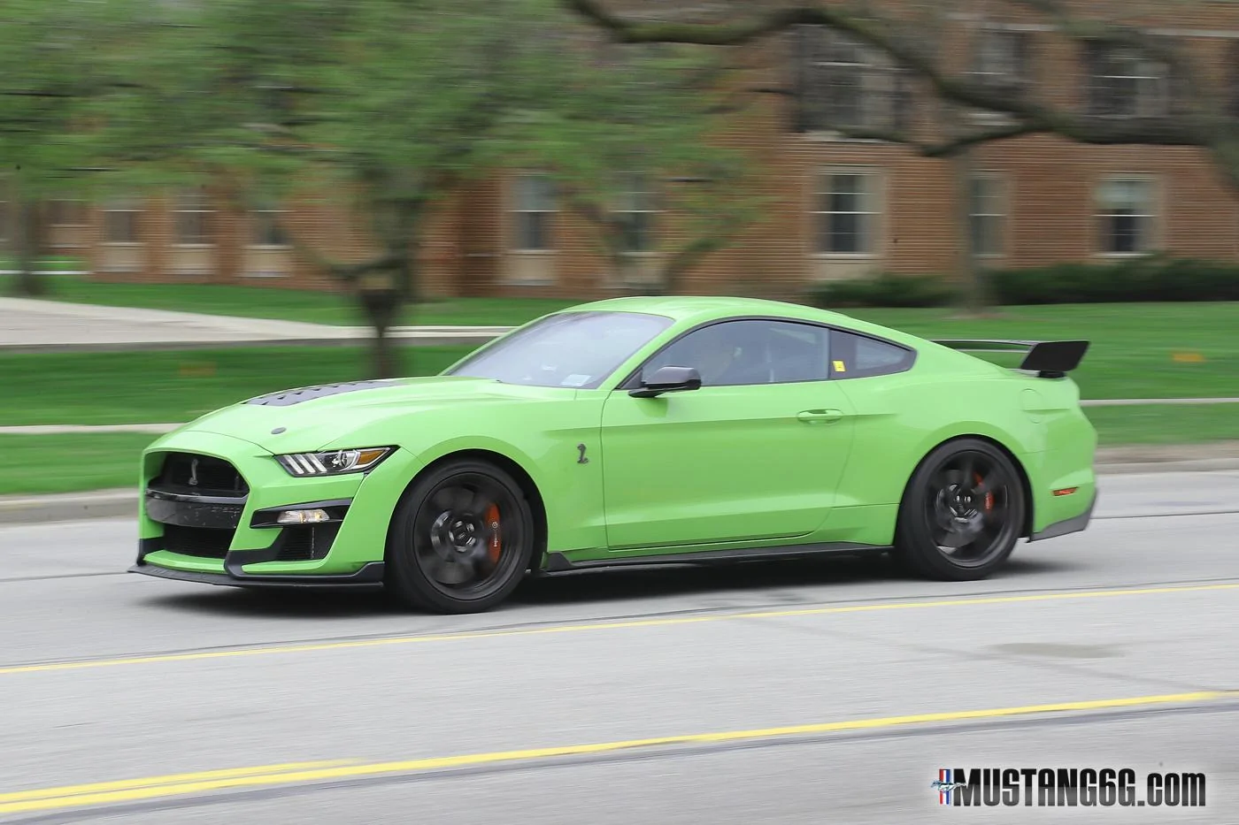 2020-Shelby-GT500-Mustang-Grabber-Lime-6.webp