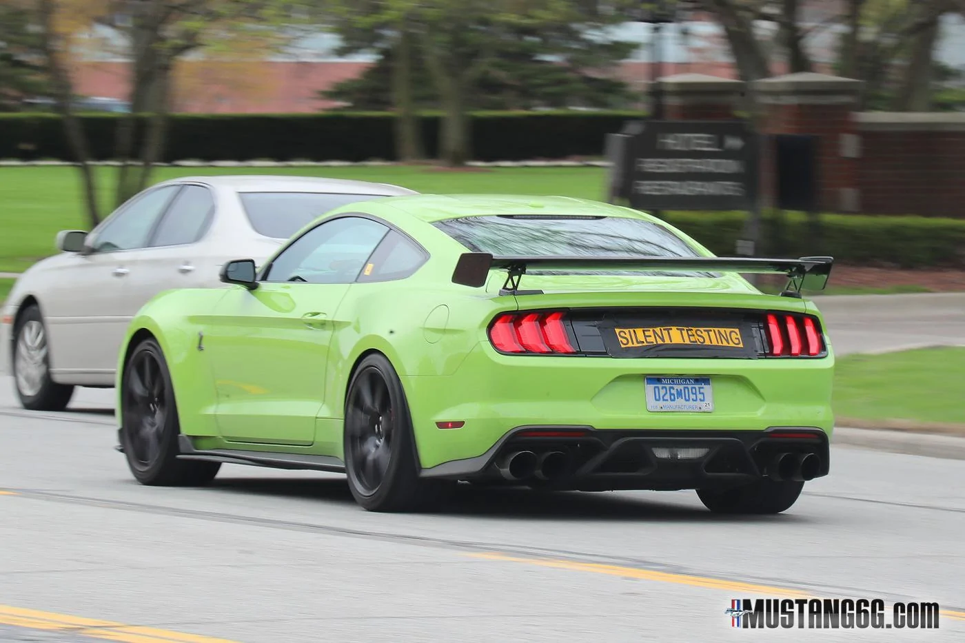 2020-Shelby-GT500-Mustang-Grabber-Lime-7.webp