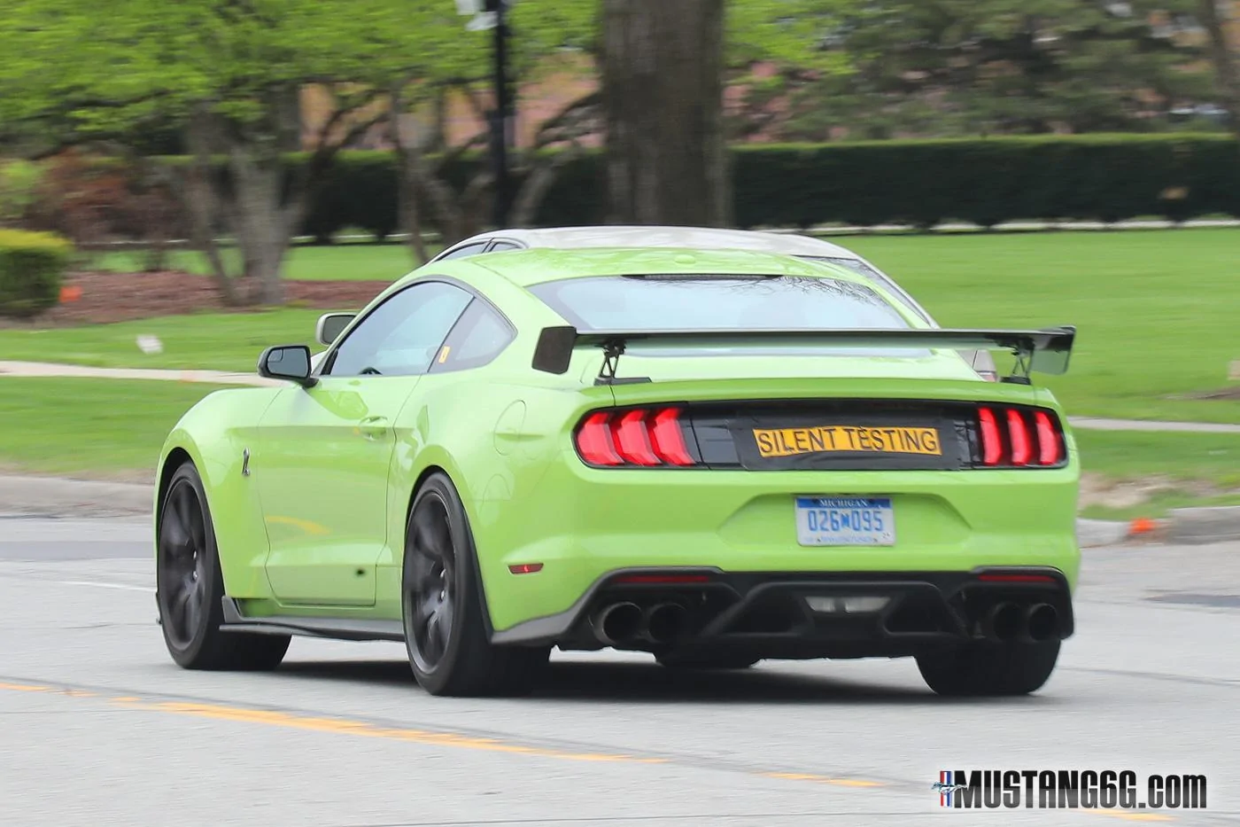 2020-Shelby-GT500-Mustang-Grabber-Lime-8.webp