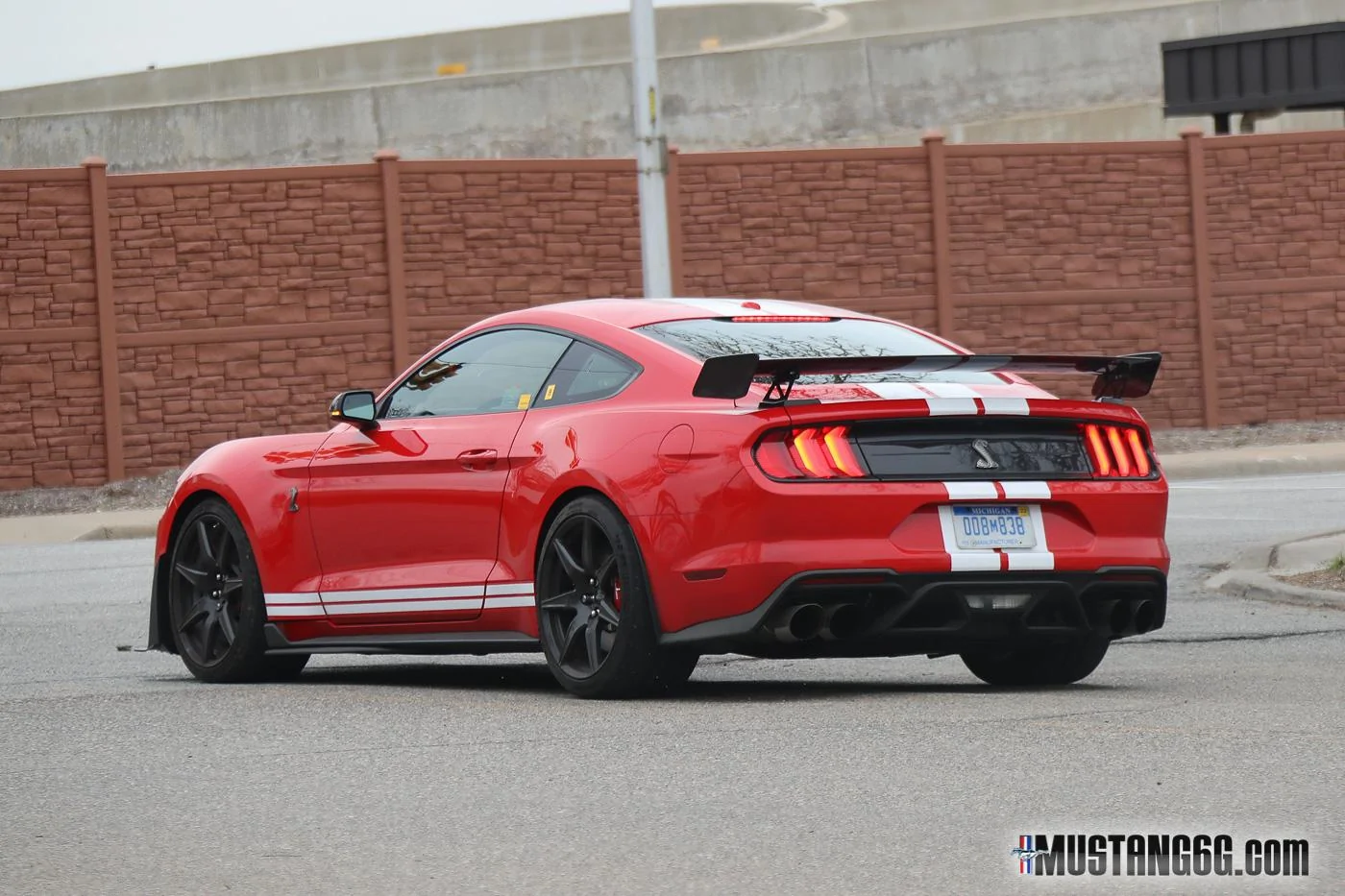 2020-Shelby-GT500-Mustang-Race-Red-13.webp
