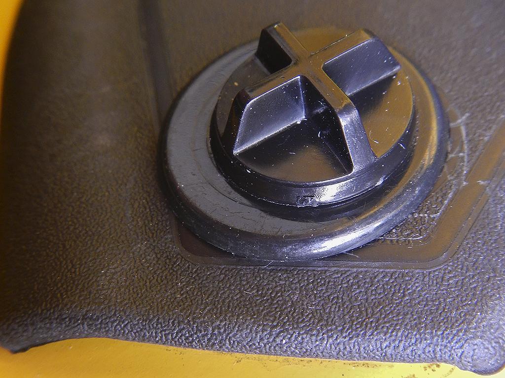 YellowCarBatteryCoverPushpinWashersCloseupView_DSCN5640.jpg