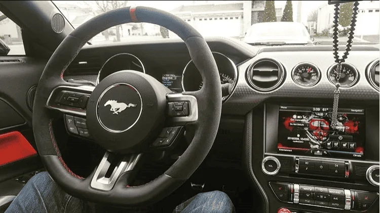 R Steering Wheel.webp