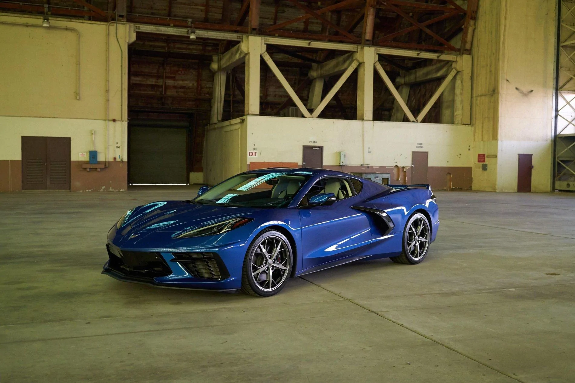 2020-chevrolet-corvette-stingray-15.webp