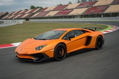 2016-Lamborghini-Aventador-LP-750-4-Superveloce-front-three-quarter-in-motion-026.webp