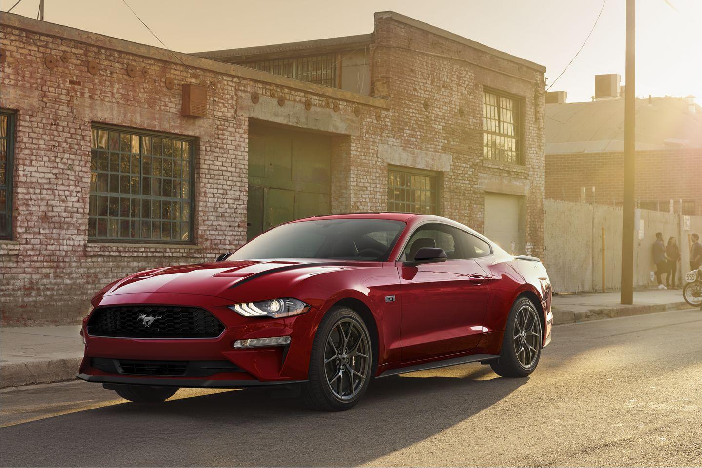 20_FRD_C8799918_MUST_EcoBoost_Prem_Fastback_34FrntDrvrStatic_mj.jpg