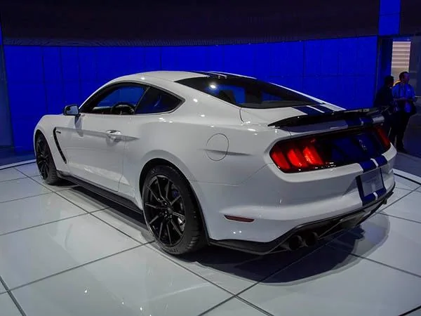 2016-ford-gt350-01-600-001.webp