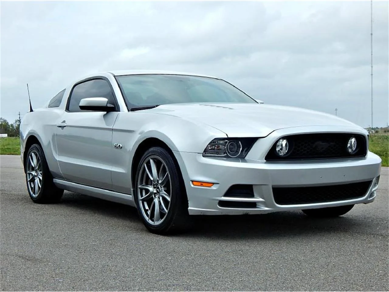 6641682-2014-ford-mustang-gt-std.webp
