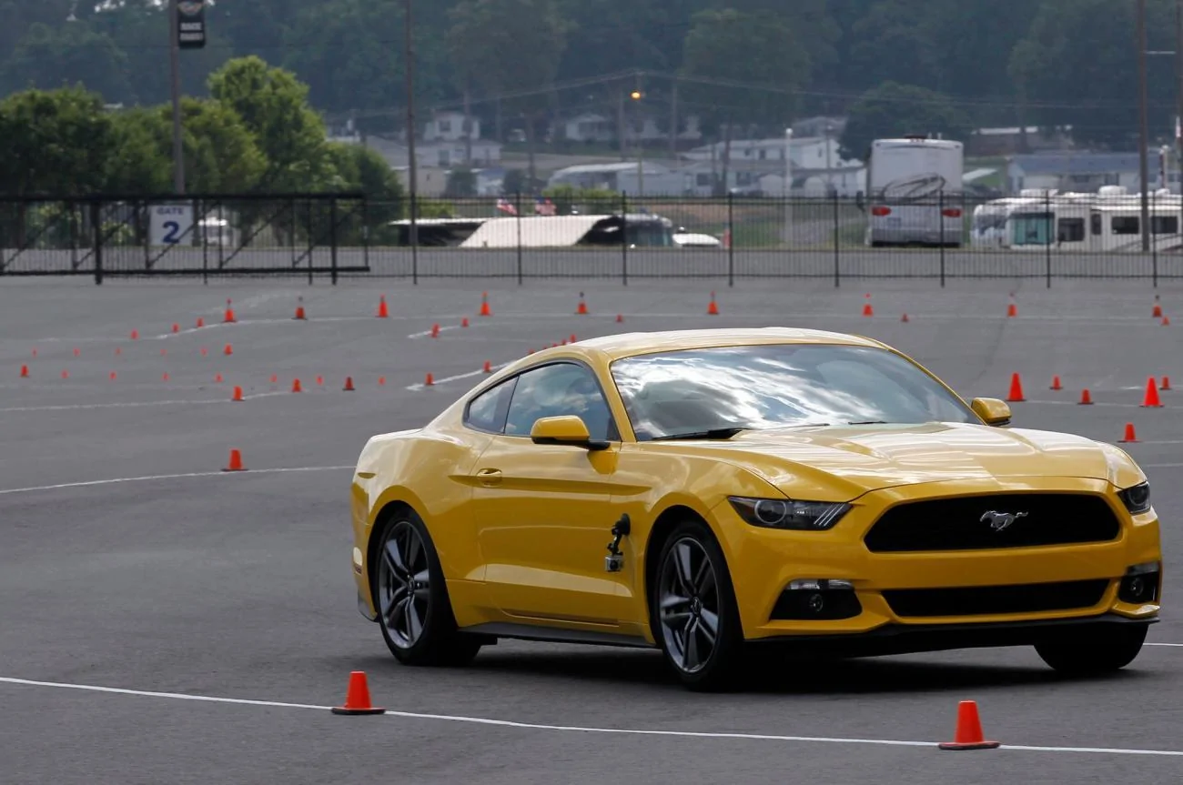2015-Ford-Mustang-EcoBoost-front-side-view-to-the-right.webp