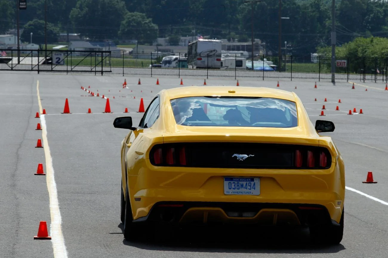2015-Ford-Mustang-EcoBoost-rear-view-autocrossing.webp