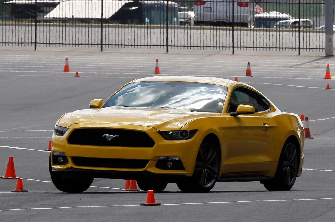 2015-Ford-Mustang-EcoBoost-turning.webp