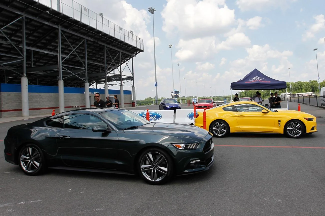 2015-Ford-Mustang-EcoBoost-side-by-side-2.webp