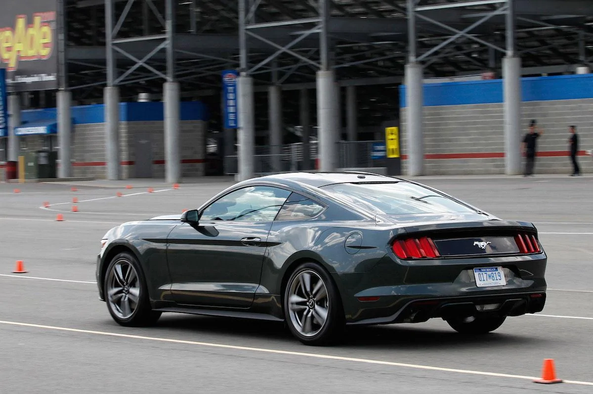 2015-Ford-Mustang-EcoBoost-rear-side-view-autocrossing.webp