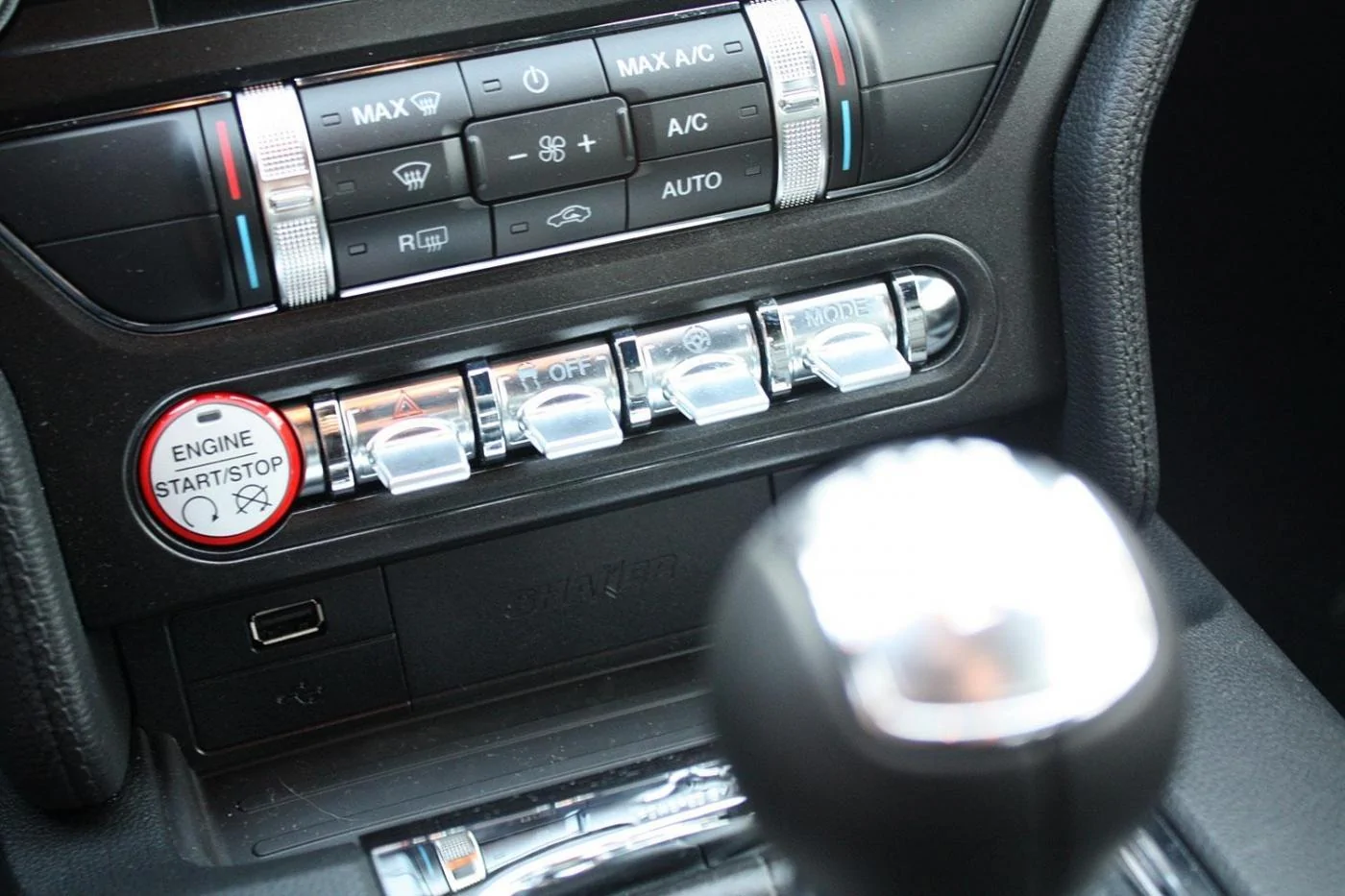 2015-ford-mustang-gt-center-console-1500x1000.webp