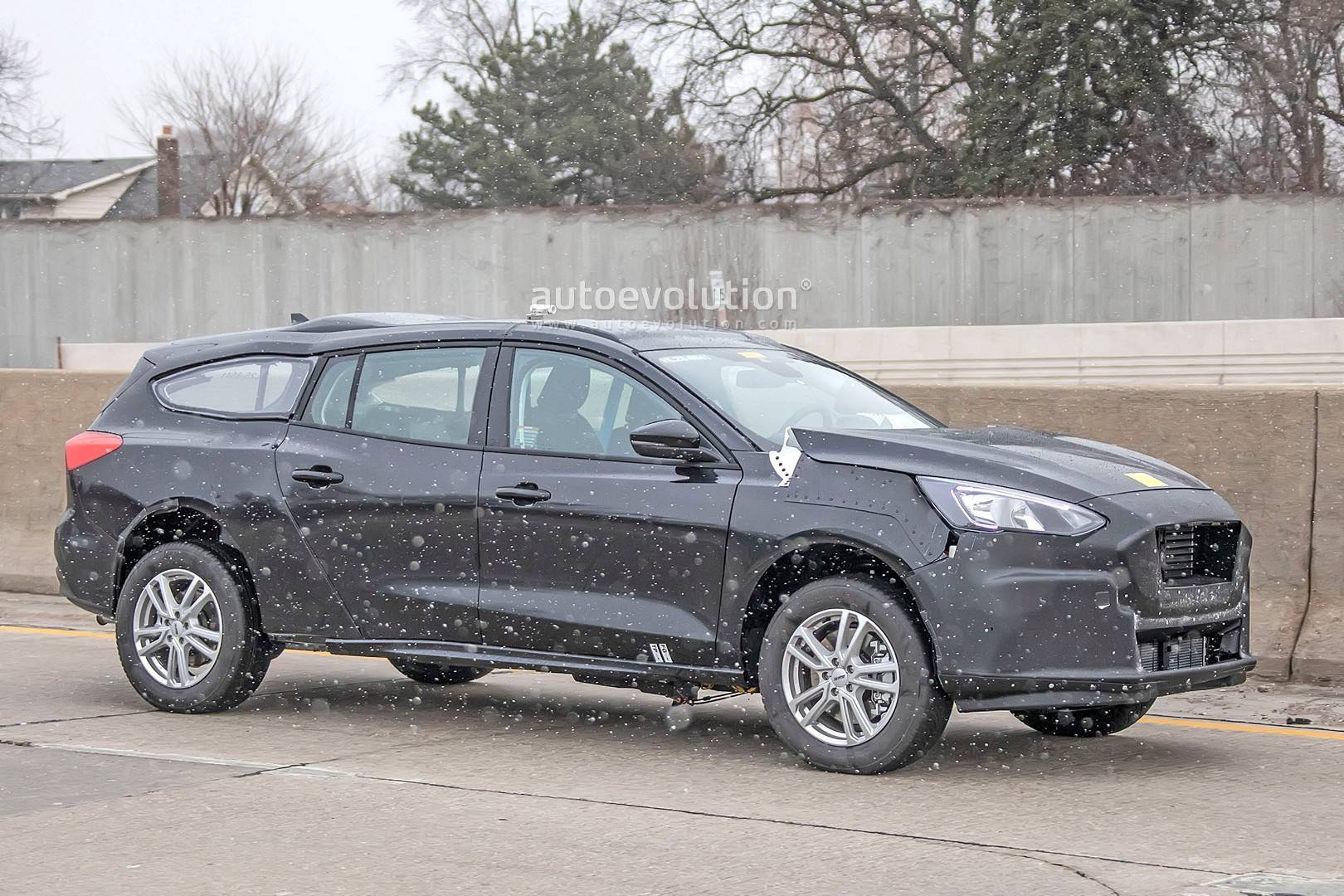 this-is-supposed-to-be-a-2022-ford-transit-connect-test-mule-140818_1.jpg
