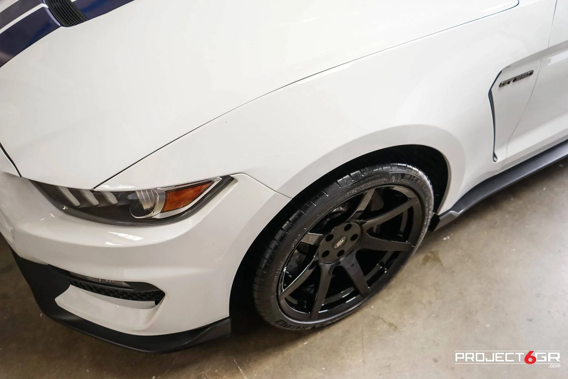 project-6gr-7-r-spec-gloss-black-white-shelby-gt350-12.webp