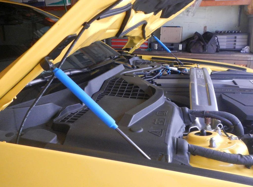 YellowCarHoodPropsBluedDSCN7052.webp