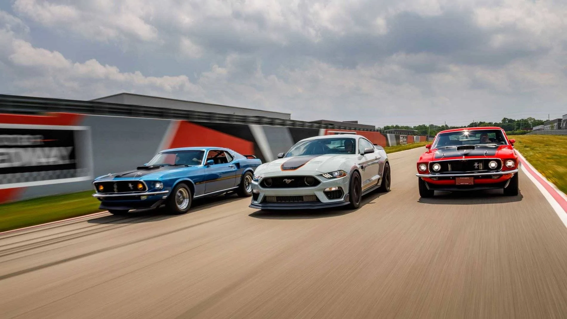 2021-ford-mustang-mach-1_11.webp