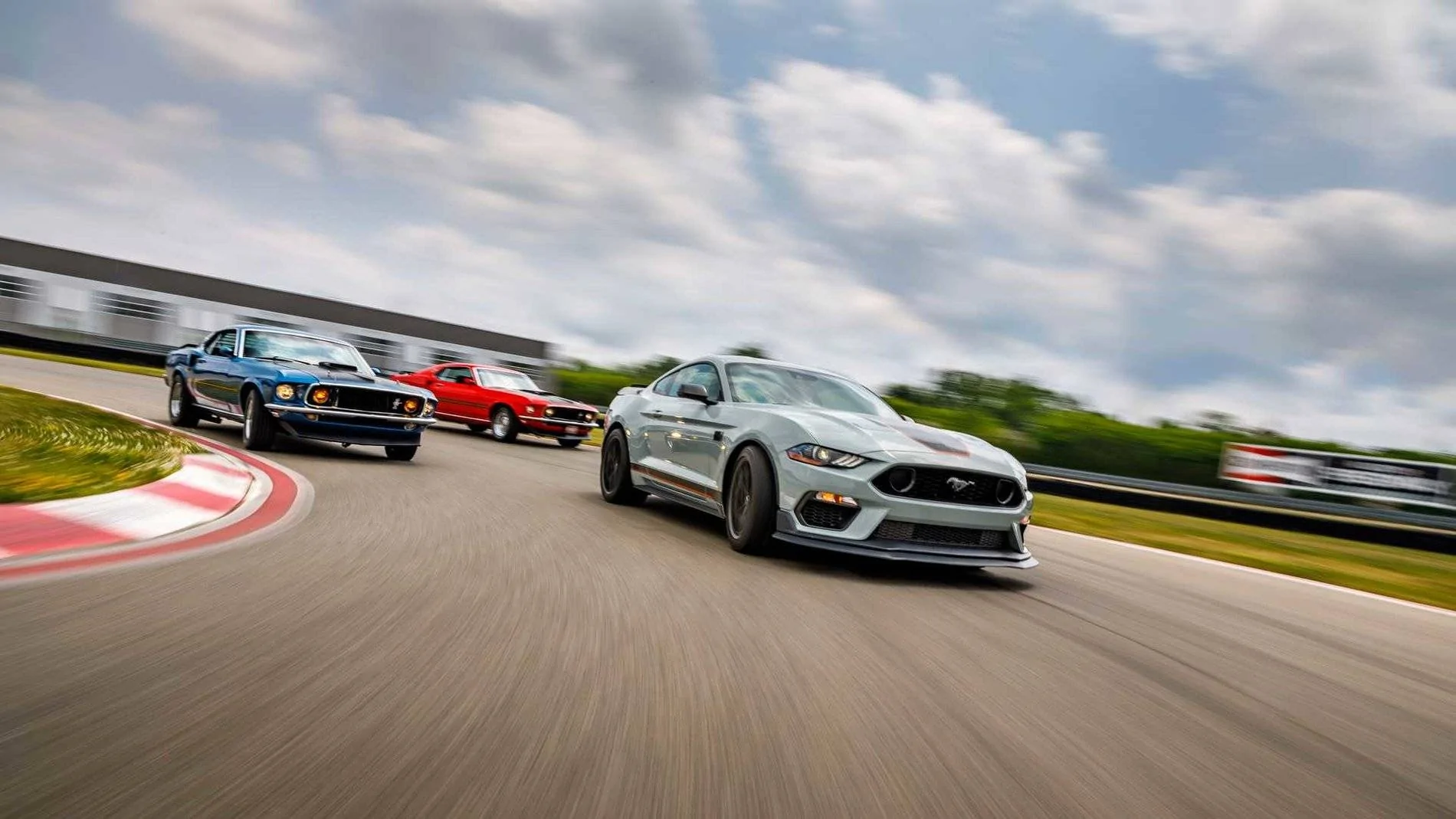 2021-ford-mustang-mach-1_13.webp