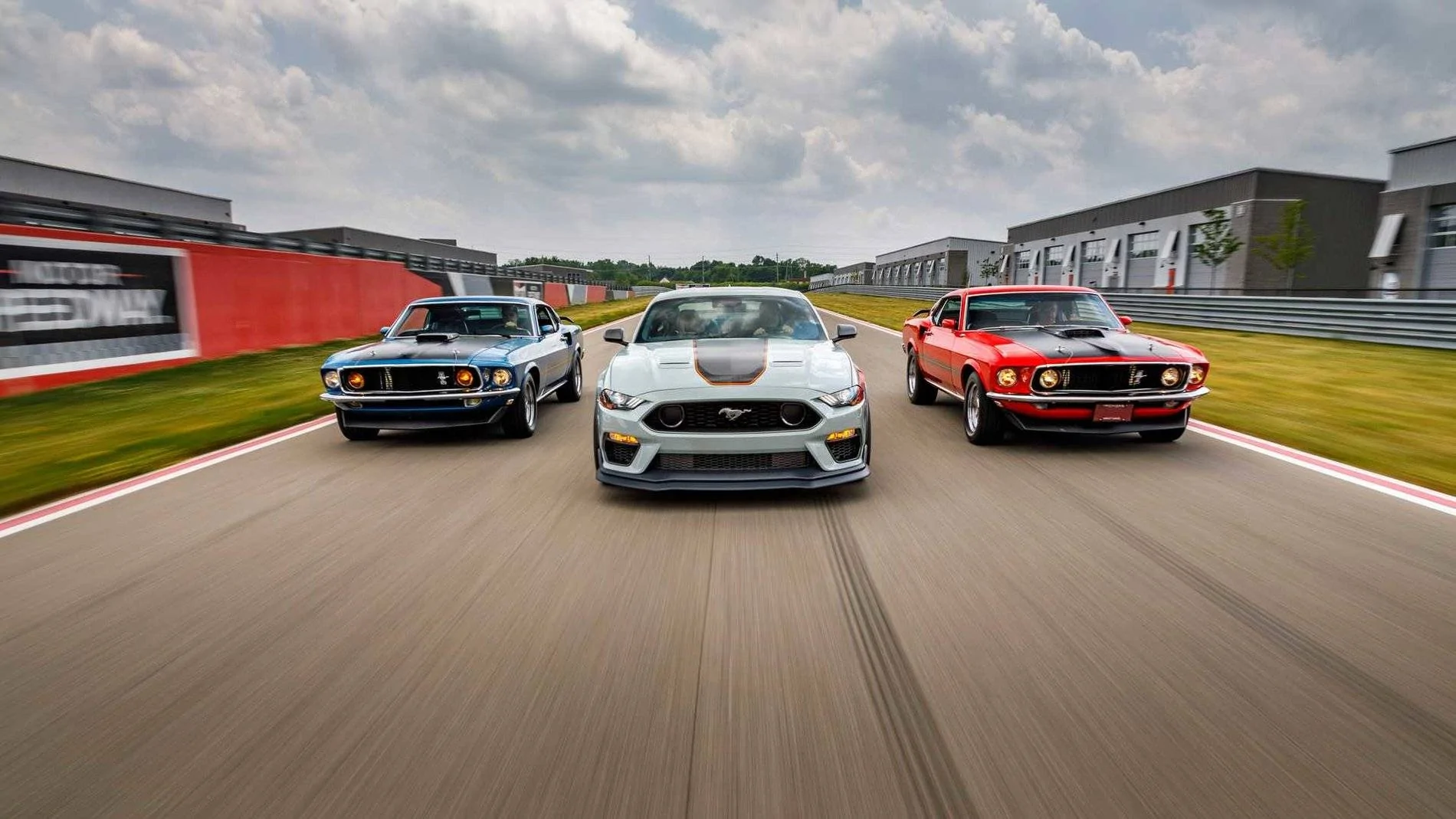2021-ford-mustang-mach-1_14.webp