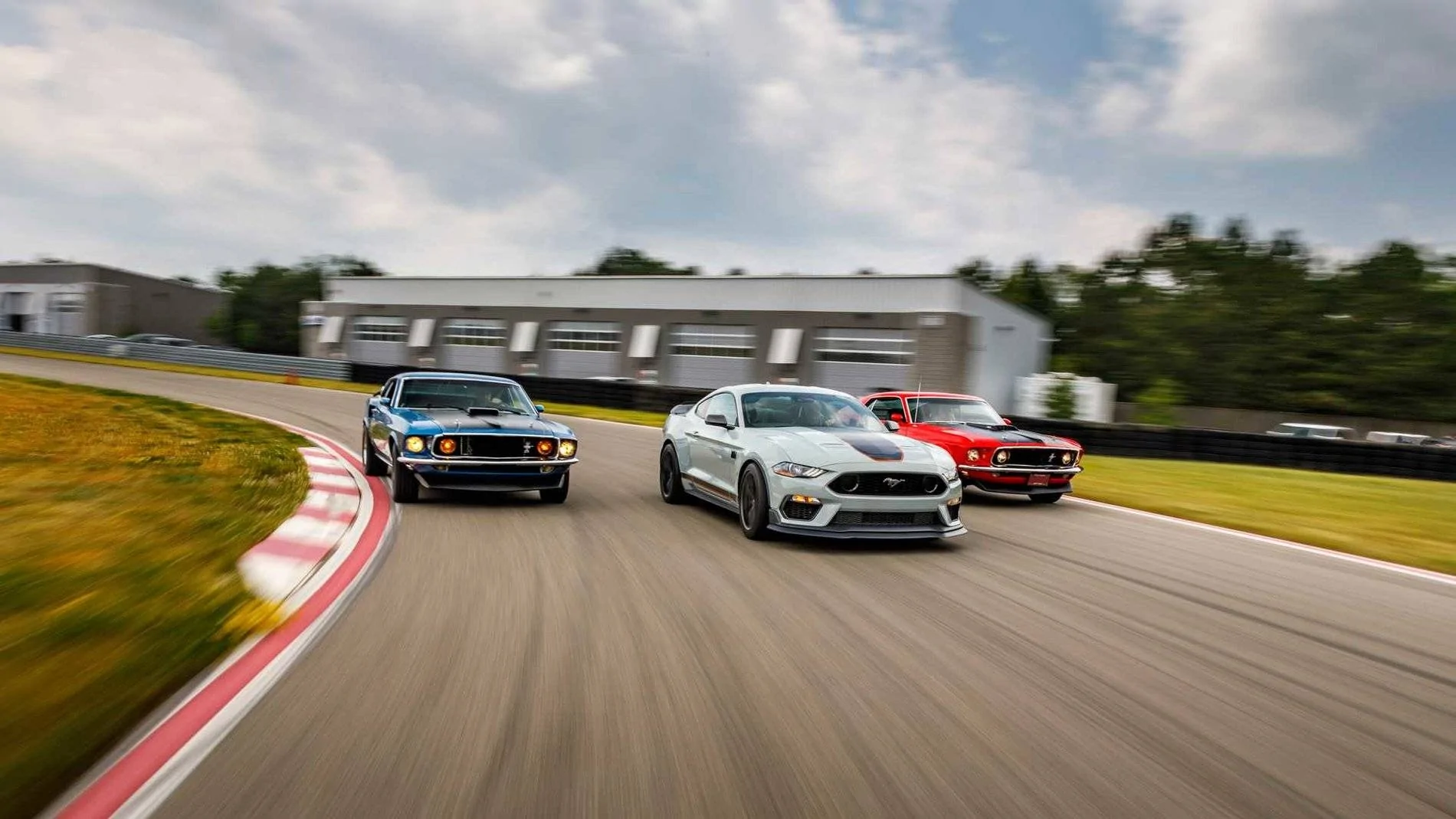 2021-ford-mustang-mach-1_15.webp