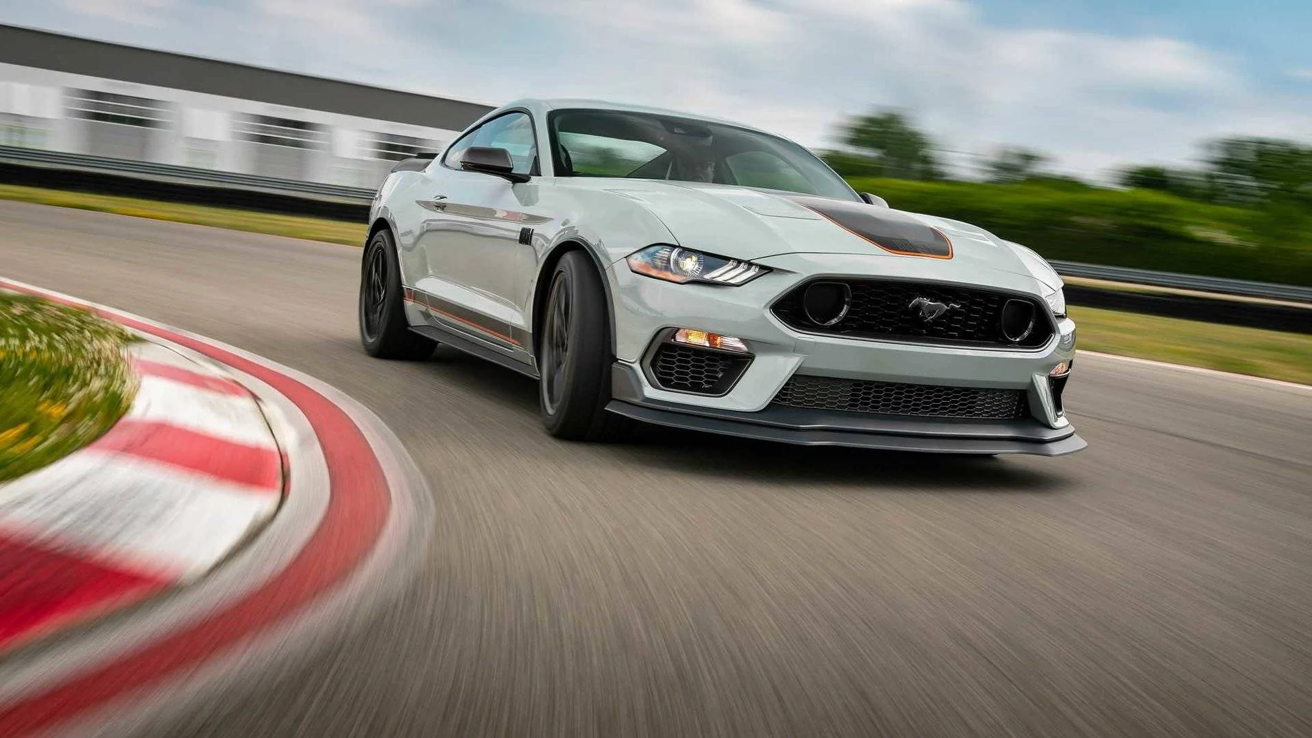 2021-ford-mustang-mach-1_18.webp