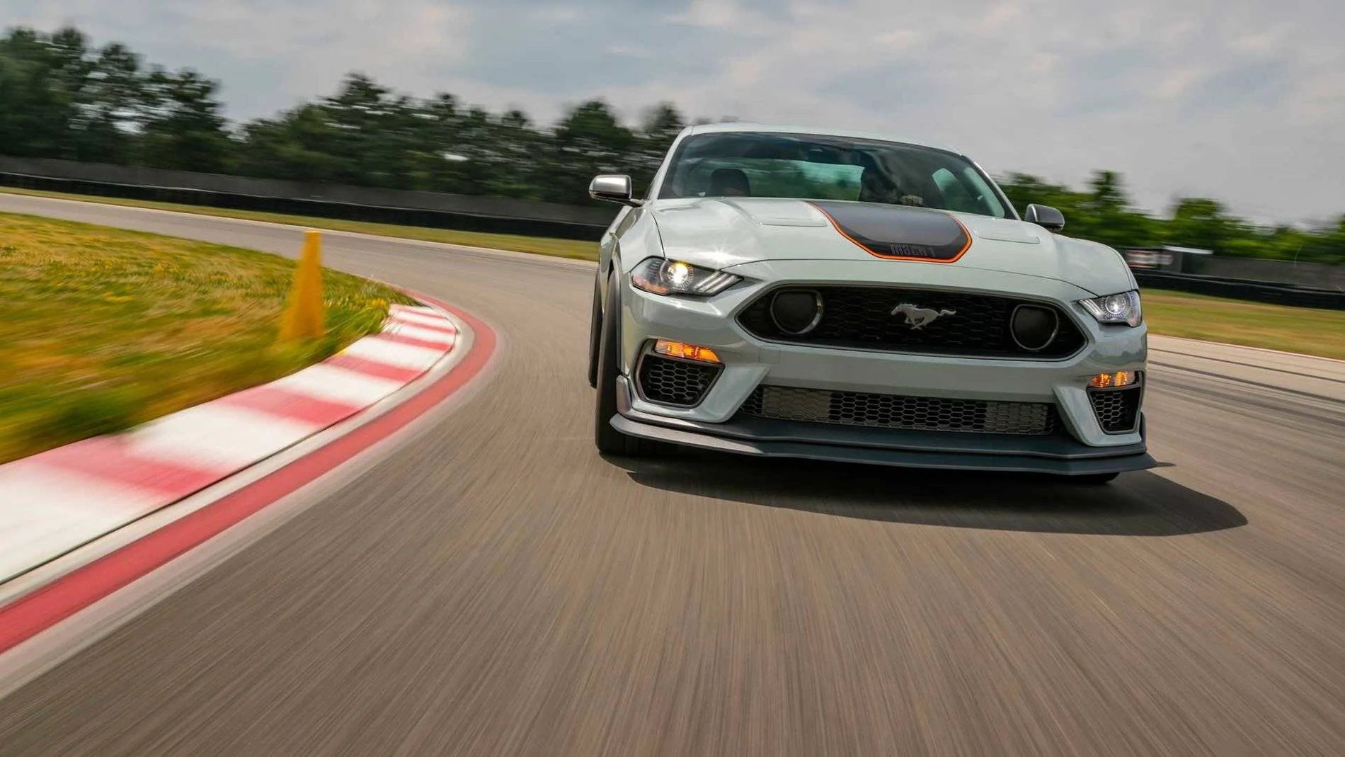 2021-ford-mustang-mach-1_20.webp