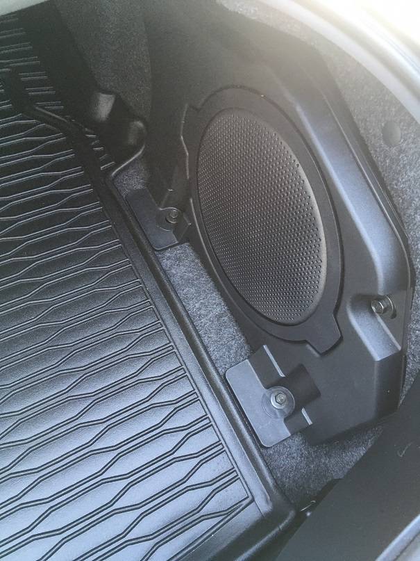 trunk mat with subwoofer.jpg