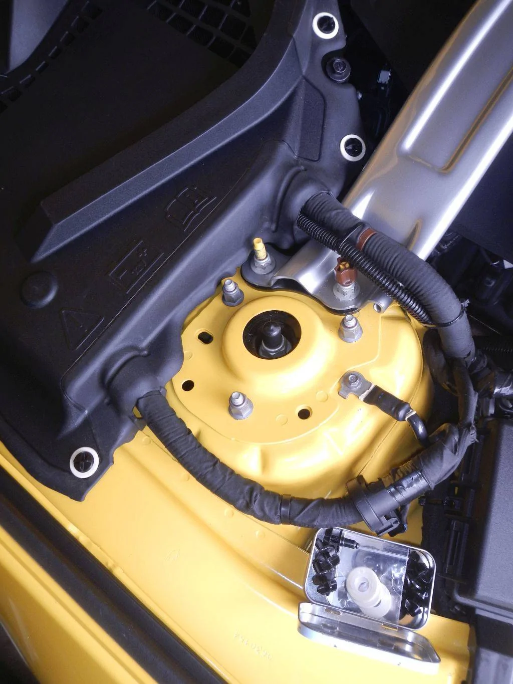 YellowCarFastenerCanInSitu.webp