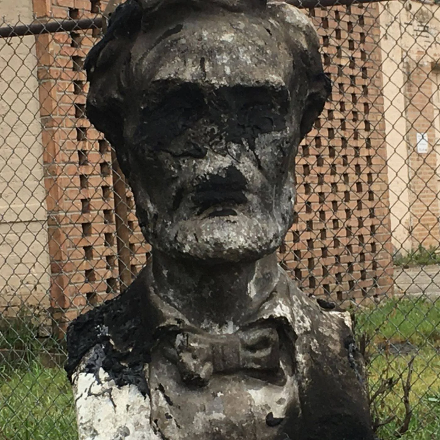 lincolnbustfront.webp
