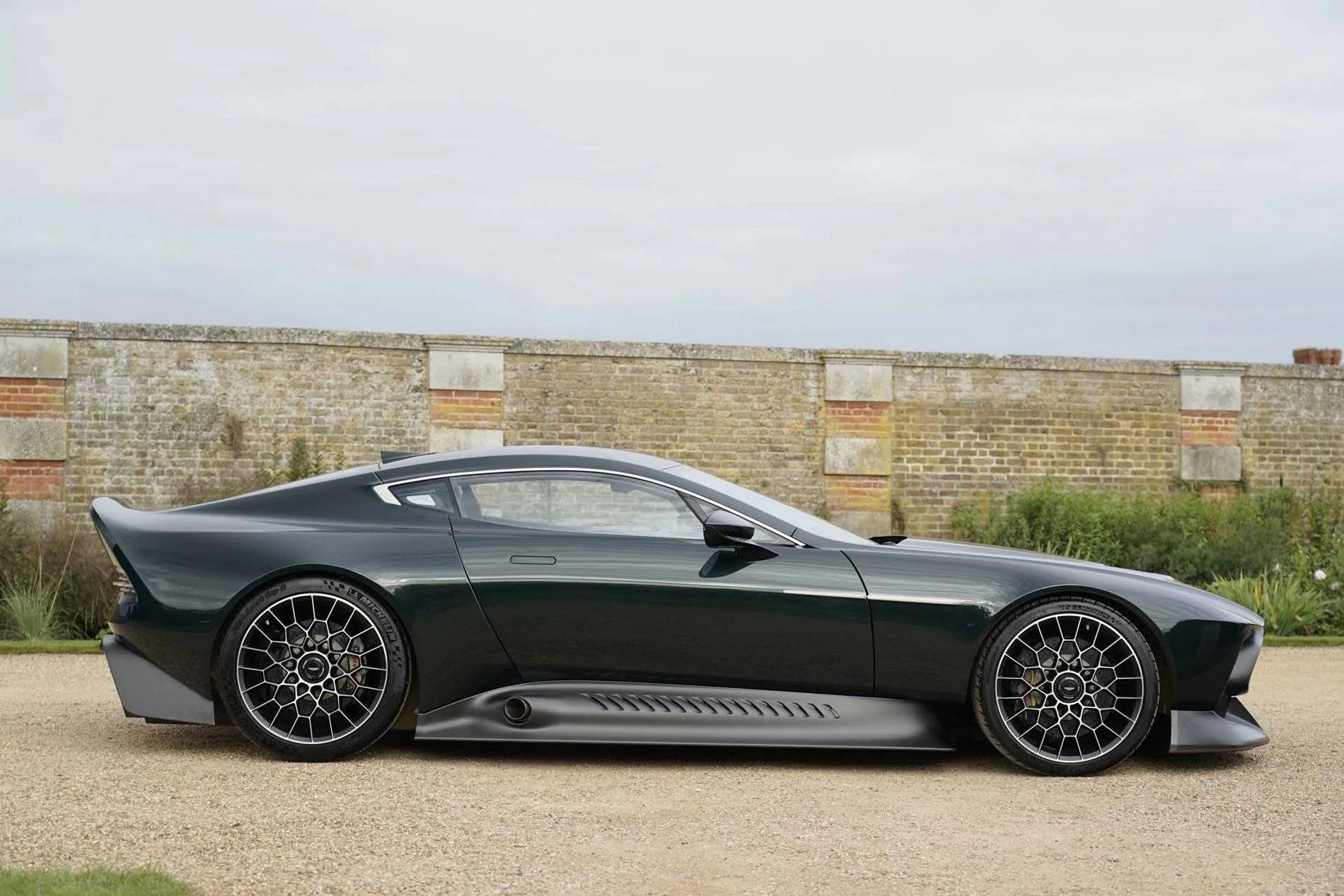 aston-martin-victor_100760040_h.webp