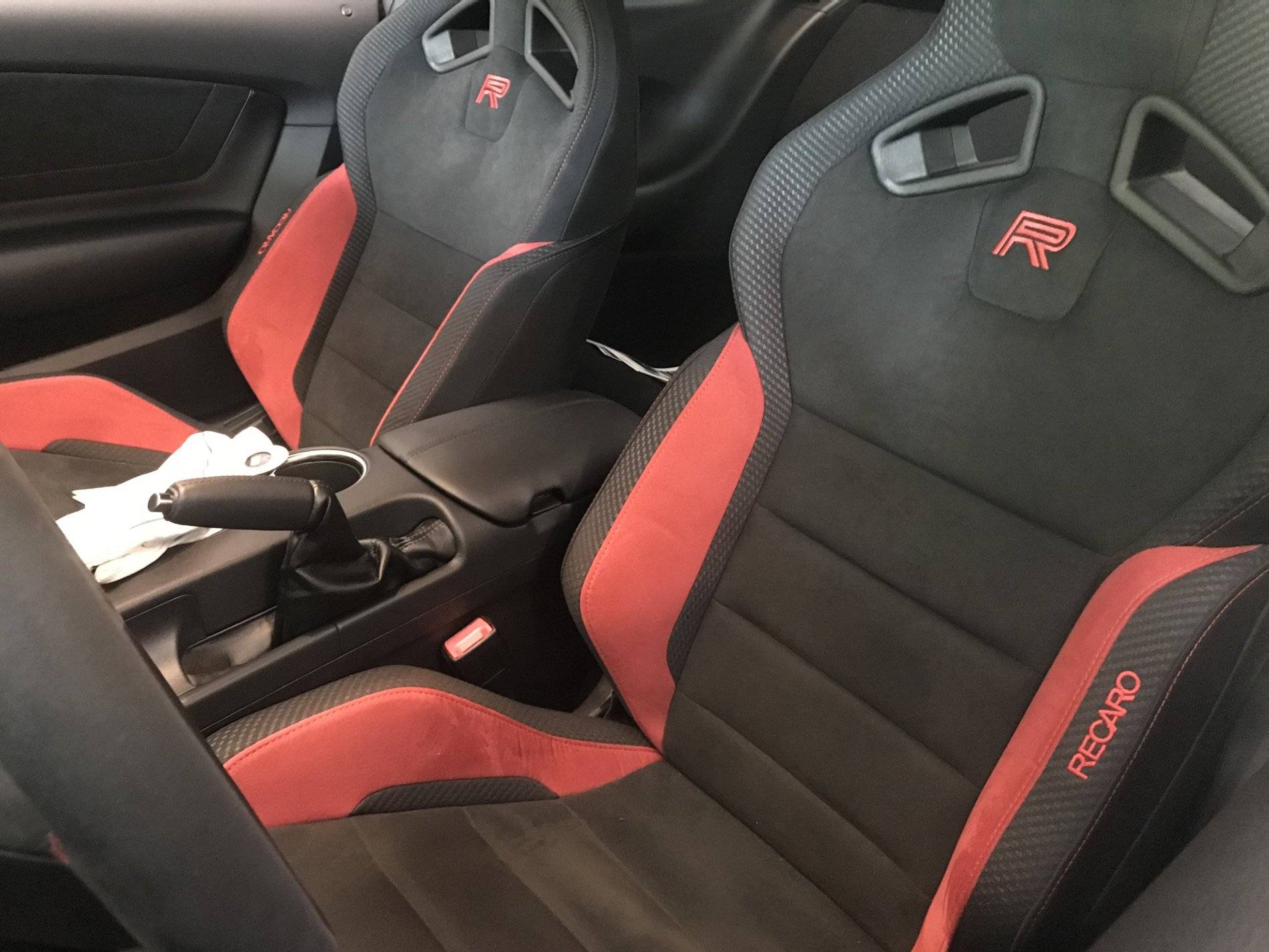 19 GT350R Seats.jpg