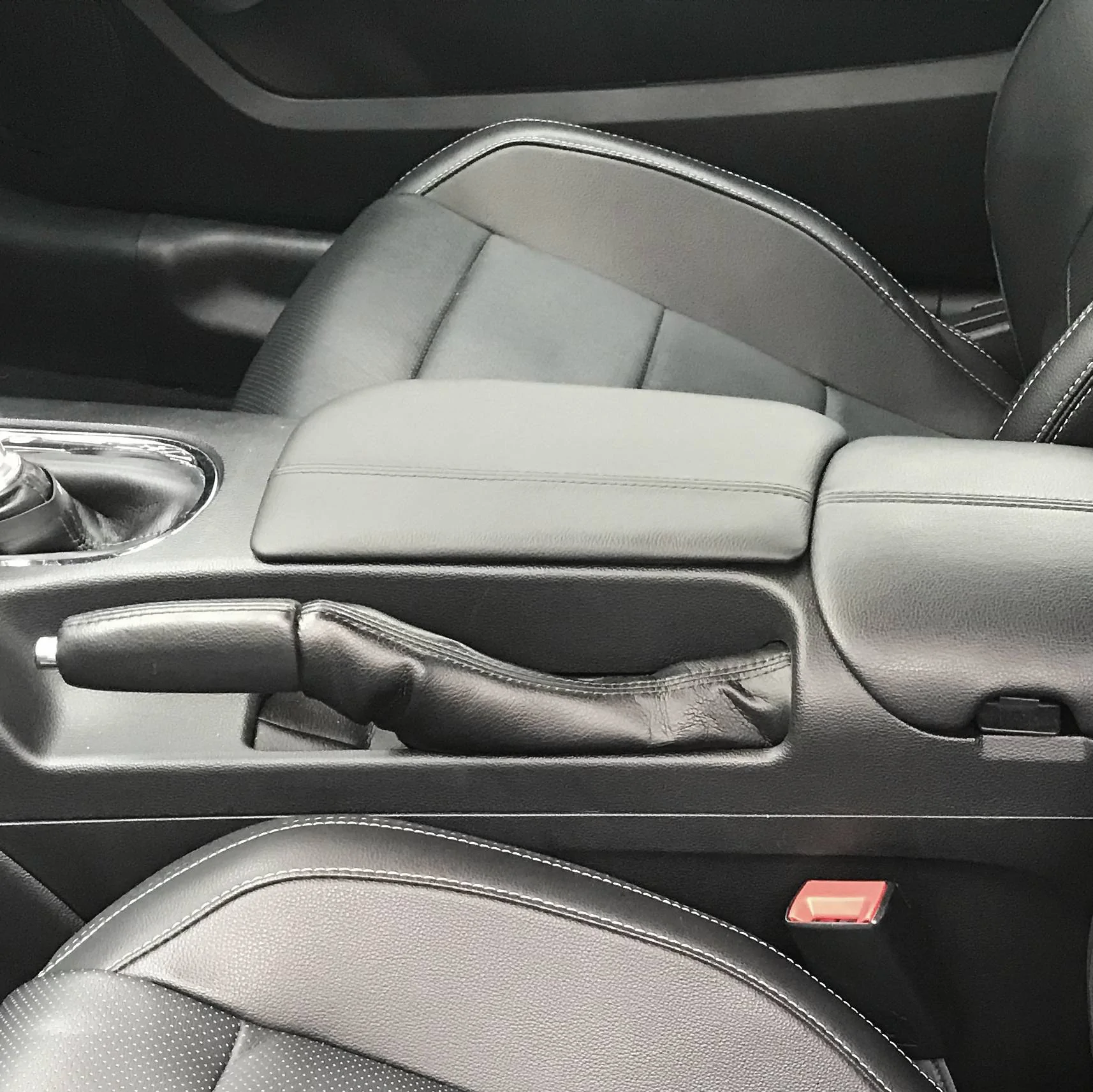 5-SPURS_Armrest.webp