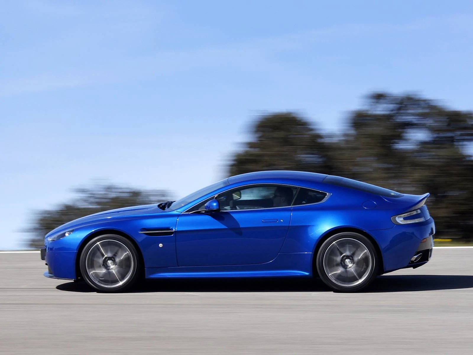 aston_martin_v8_vantage_2011_blue_side_view_cars_speed-699093.jpg!d.webp