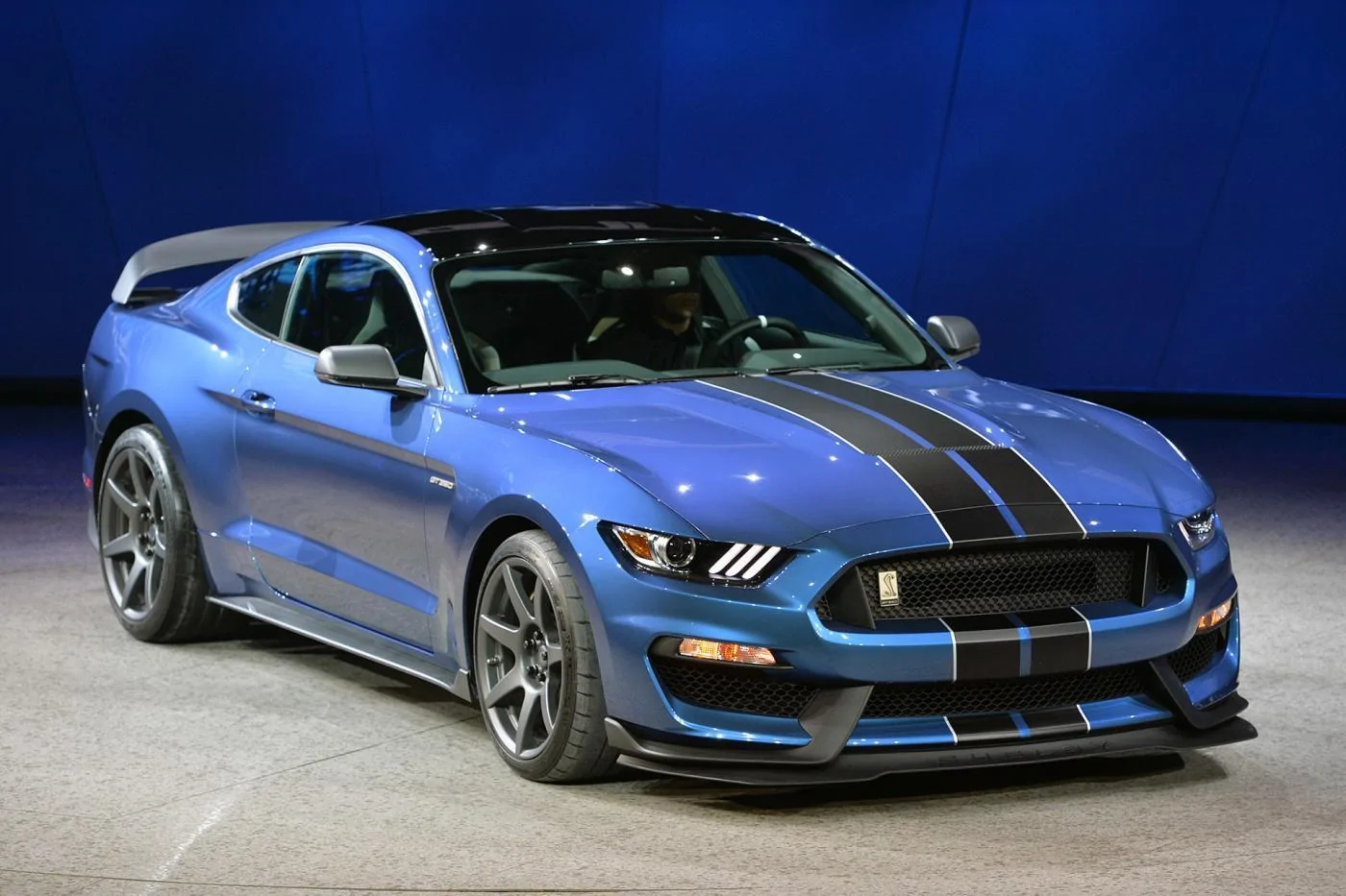 01-2016-shelby-gt350r-detroit-1.webp
