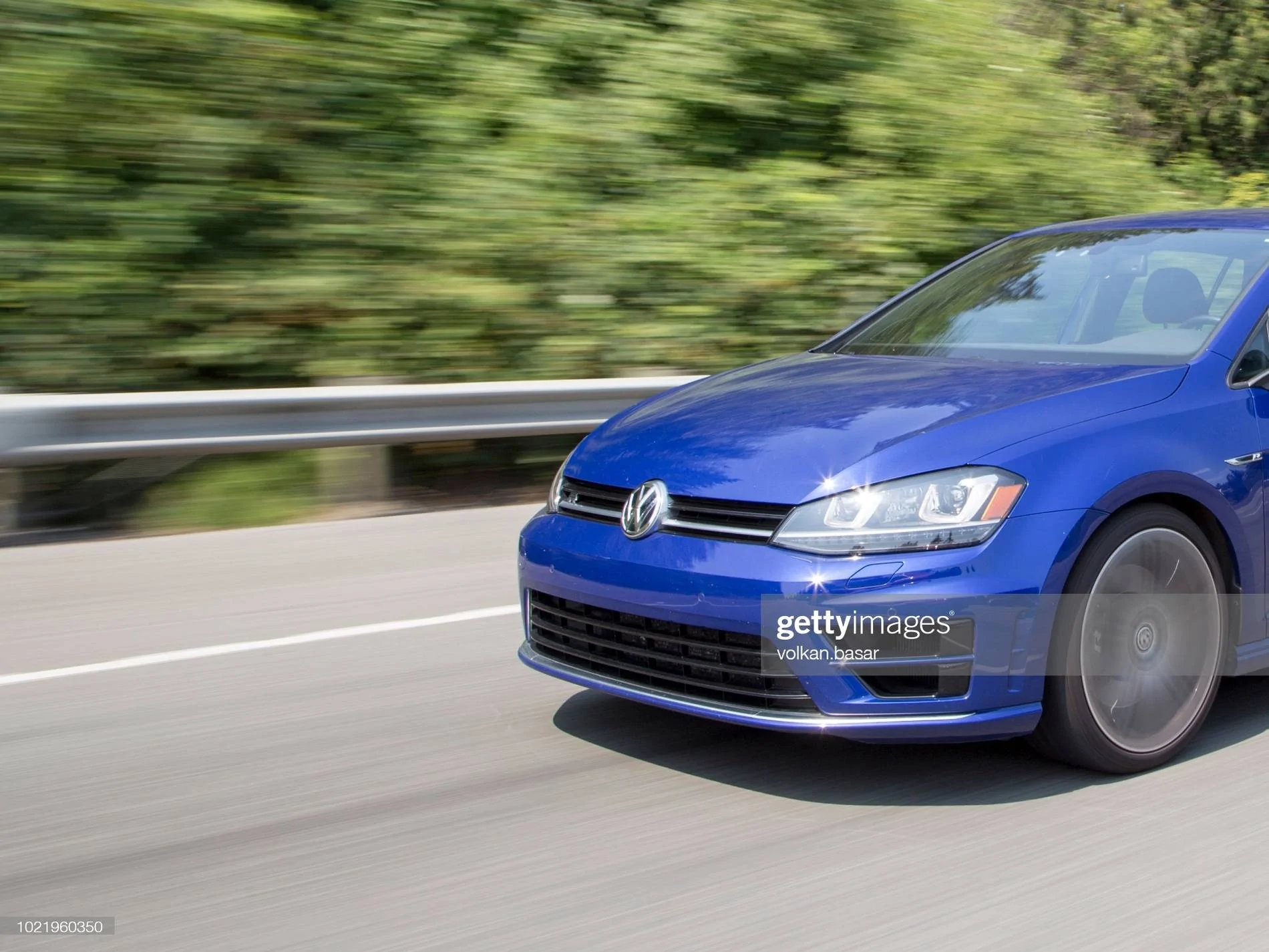 volkswagen-gold-r-picture-id1021960350?s=2048x2048.webp