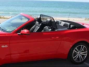 Mustang_2015_convertible_wind_deflector-closeup.webp
