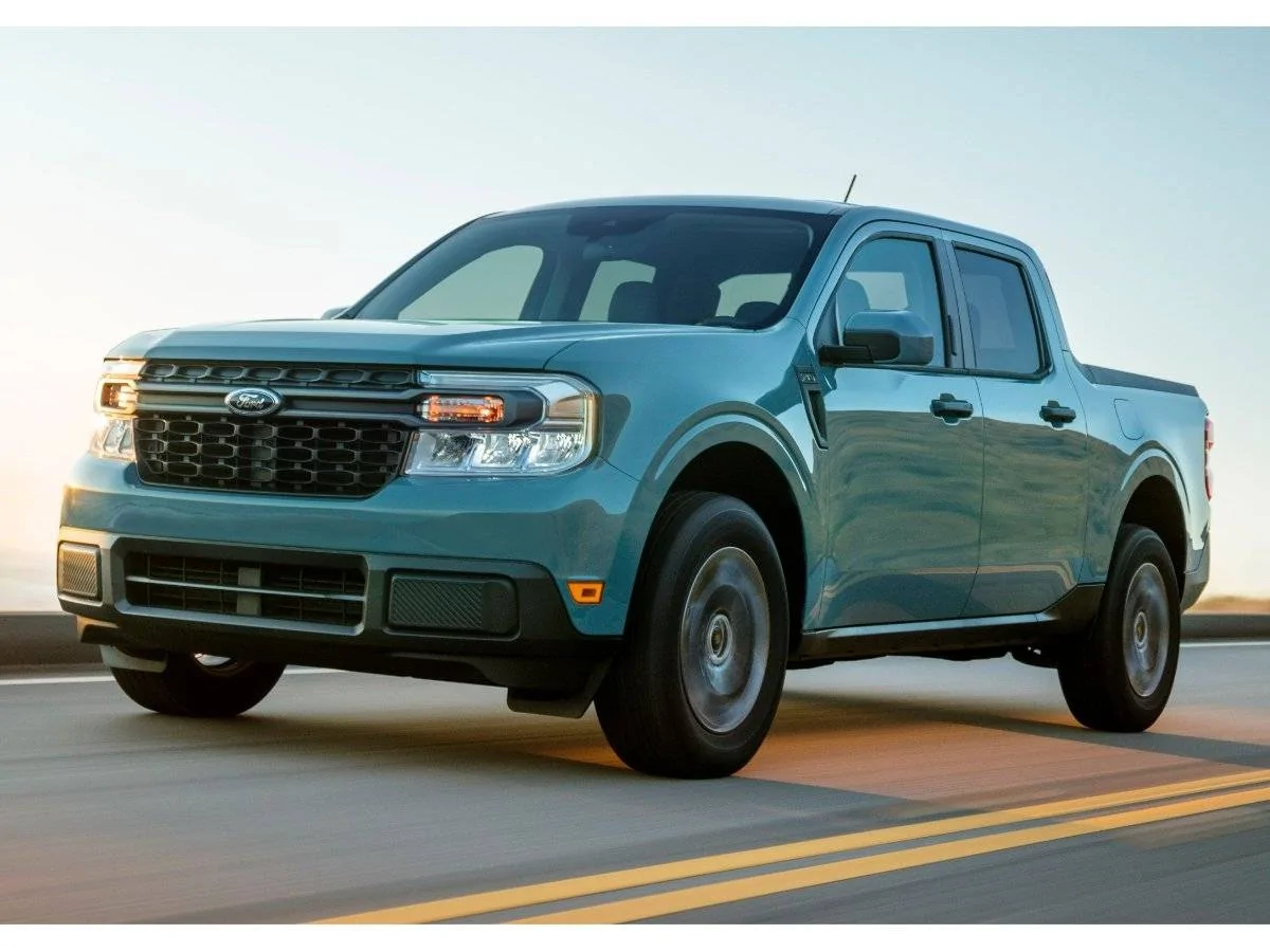 JDPA_2022 Ford Maverick Lariat Hybrid Area 51 Paint Front Quarter View Action.jpg