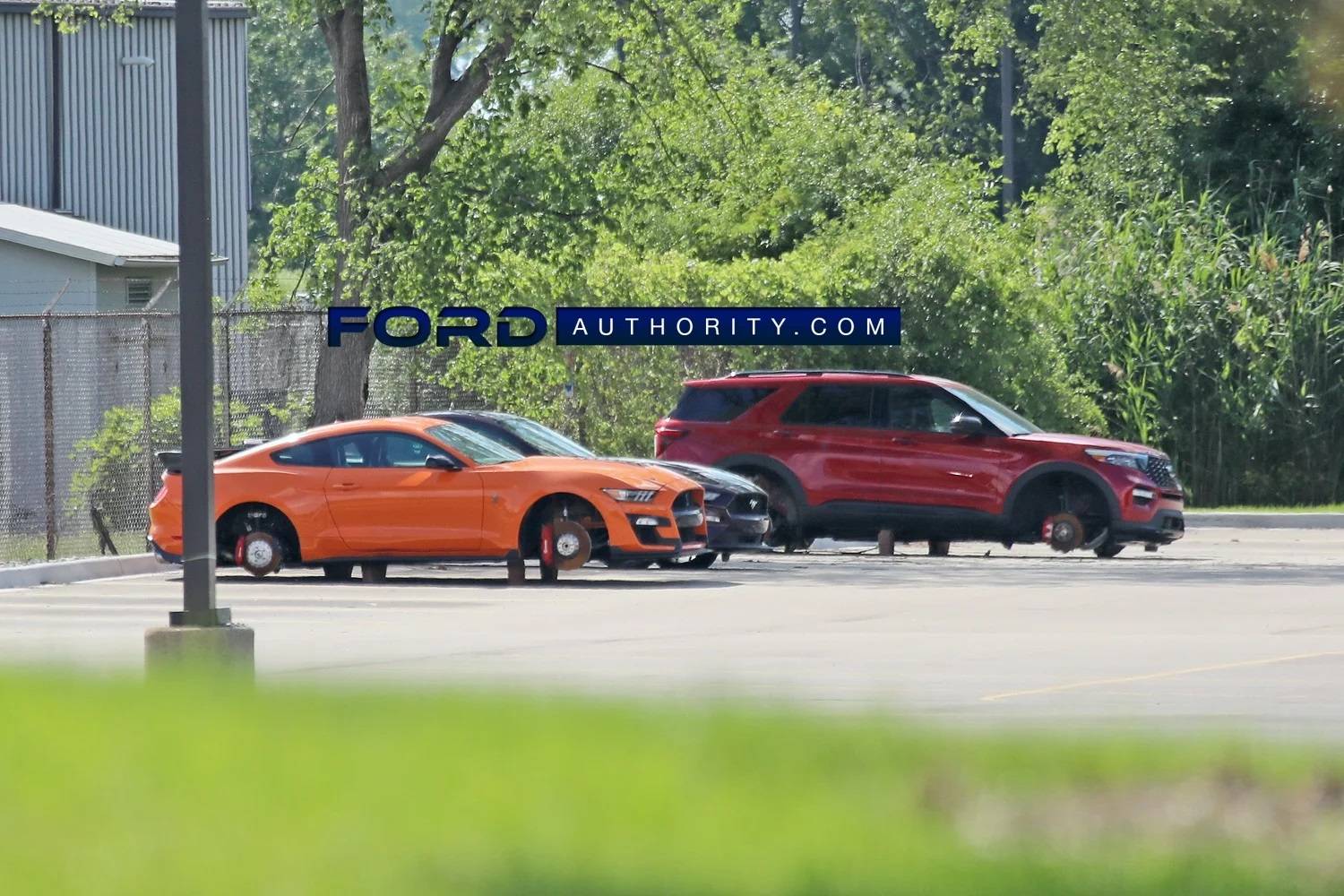 Ford-Mustang-Shelby-GT500-on-blocks-stolen-wheels-USPS-Detroit-Distribution-Center-June-2021-003.jpg