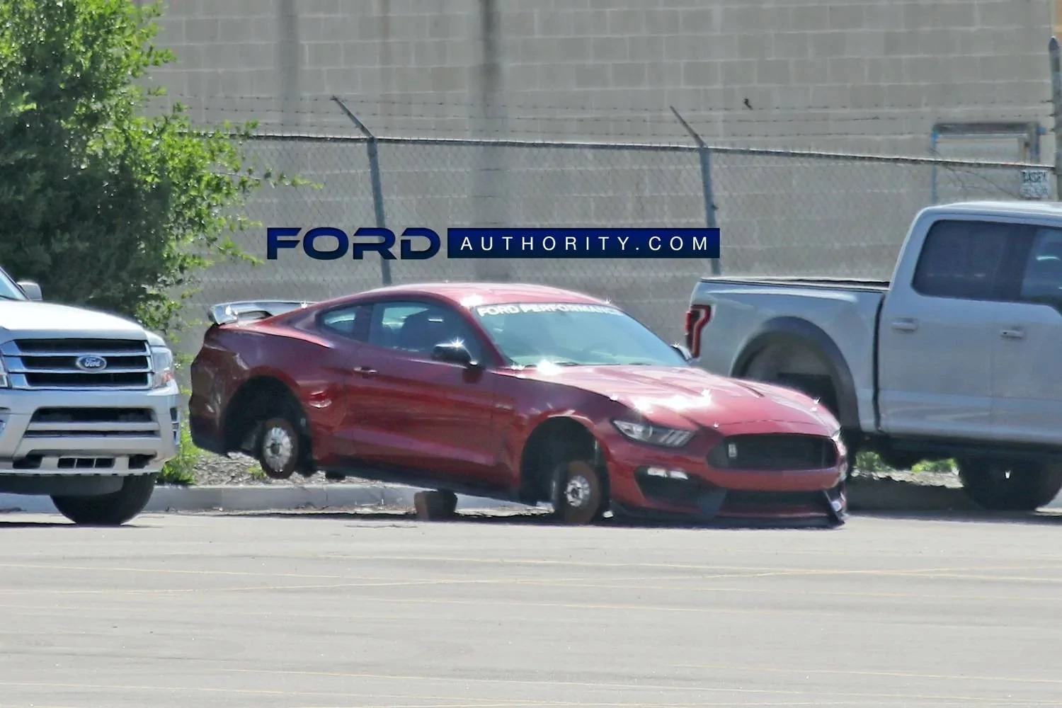 Ford-Mustang-Shelby-GT350-on-blocks-stolen-wheels-USPS-Detroit-Distribution-Center-June-2021-...webp
